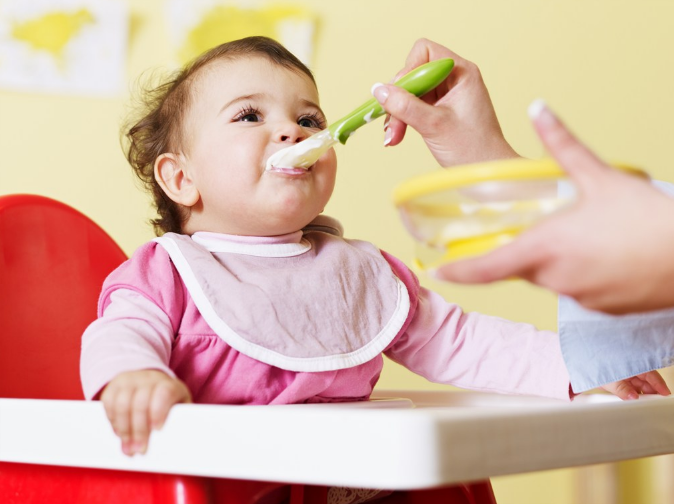 孩子不会自己独立吃饭怎么办 怎么培养孩子自己吃饭