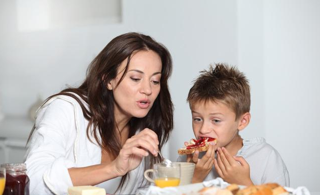儿童吃得太饱会损伤大脑健康吗 小孩吃太饱有什么危害