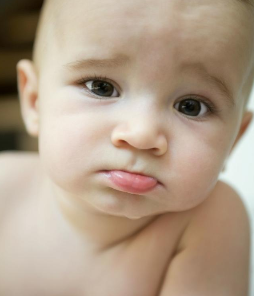 宝宝为什么喜欢吸咬嘴唇 宝宝咬嘴唇可能会带来的危害
