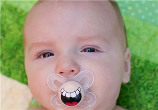 过度使用安抚奶嘴会导致孩子龅牙吗 安抚奶嘴的利与弊