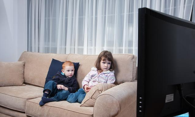 孩子爱看电视会得结膜炎吗 孩子爱看电视怎么办