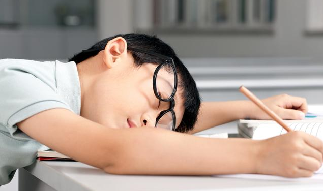 近八成中小学生睡眠不达标是怎么回事 中小学生睡眠不达标的原因