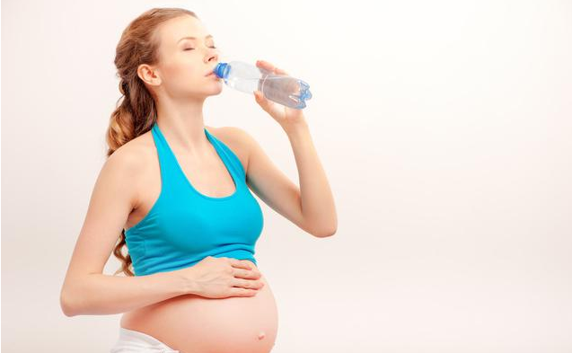 孕妇多喝水可以让羊水变清澈吗 什么时候喝水羊水更清澈