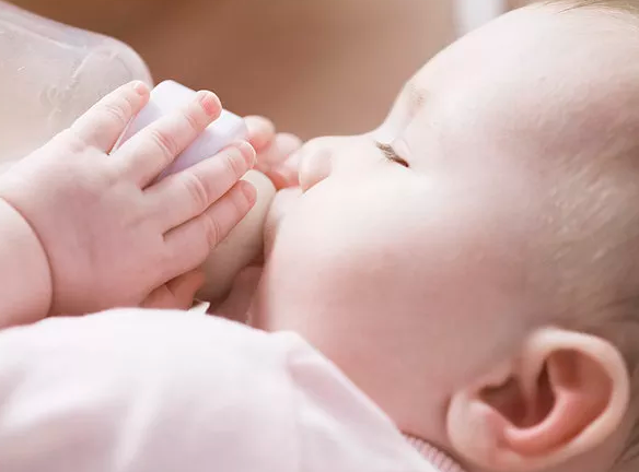 女性在哺乳期饮酒会影响孩子智力发育吗 哺乳期喝酒后多久才能喂奶