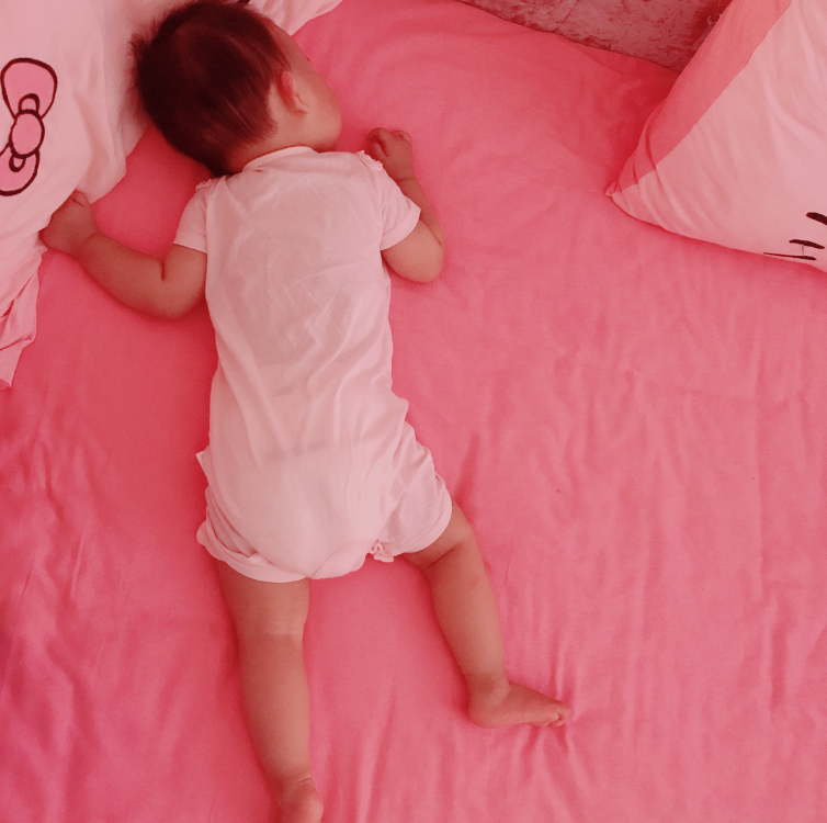 宝宝睡姿搞笑的句子心情 关于孩子睡觉奇葩的心情感慨