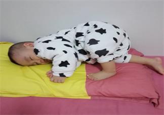 宝宝睡姿搞笑的句子心情 关于孩子睡觉奇葩的心情感慨