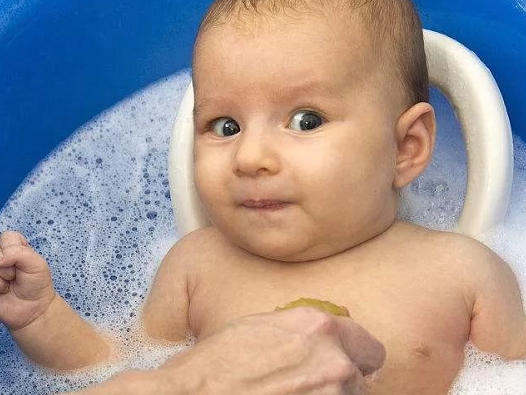 秋季给宝宝洗澡的正确步骤是什么 秋季多久给宝宝洗一次澡
