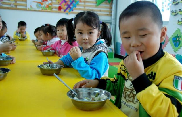 幼儿园吃饭慢要去厕所吃是真的吗 孩子在幼儿园吃饭慢怎么办