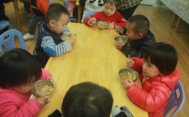 幼儿园吃饭慢要去厕所吃是真的吗 孩子在幼儿园吃饭慢怎么办