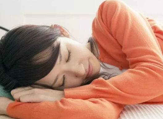 睡觉时流口水是怎么回事 睡觉时口水有臭味是正常的吗