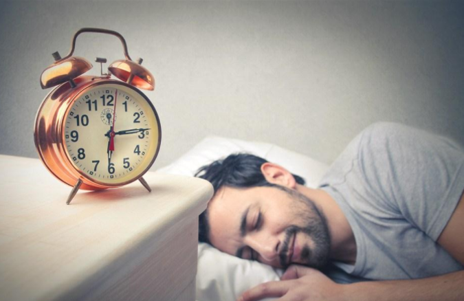睡眠不足和睡眠过多哪个对身体危害更大 最健康的睡眠时长是多久