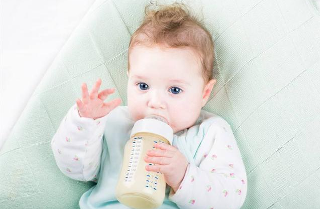 新生儿吐奶是生病了吗 正常吐奶和生病吐奶有什么不同