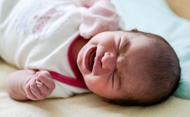 为什么婴儿睡前会哭 孩子睡前总哭闹怎么办