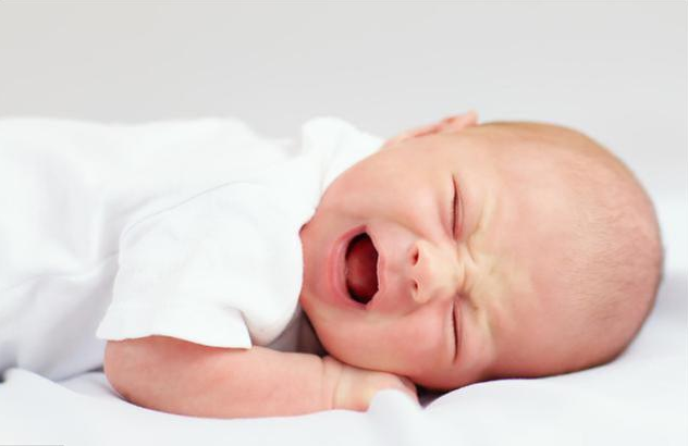为什么婴儿睡前会哭 孩子睡前总哭闹怎么办