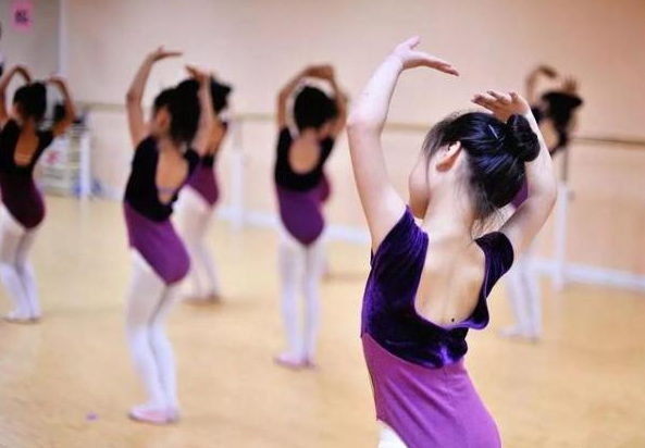 7岁女孩学跳舞导致下肢瘫痪是怎么回事 7岁女孩学跳舞导致下肢瘫痪原因