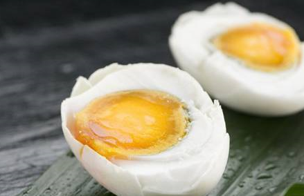 吃咸鸭蛋有什么好处 吃咸鸭蛋不能和什么一起吃