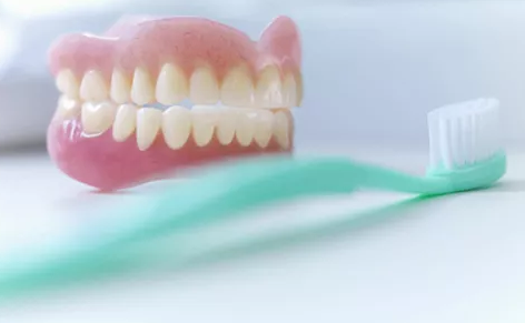 假牙该如何保养 假牙怎么清洗的更干净
