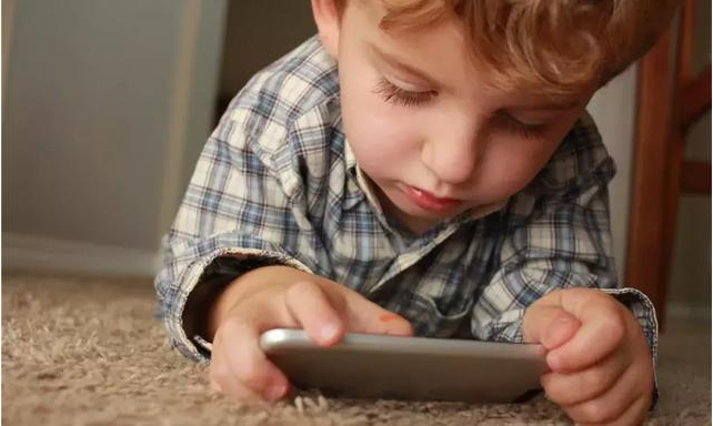 怎么帮助孩子戒掉手机瘾 孩子对手机上瘾的原因