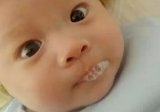 宝宝吐泡泡就是肺炎吗 吐泡泡是怎么回事