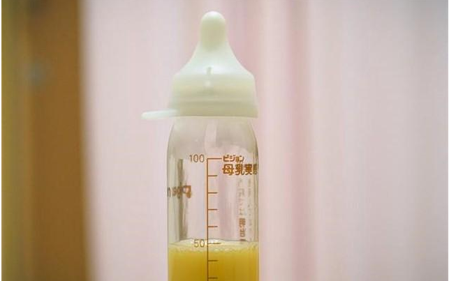 初乳黄黄的可以给宝宝吃吗 初乳喂养原则