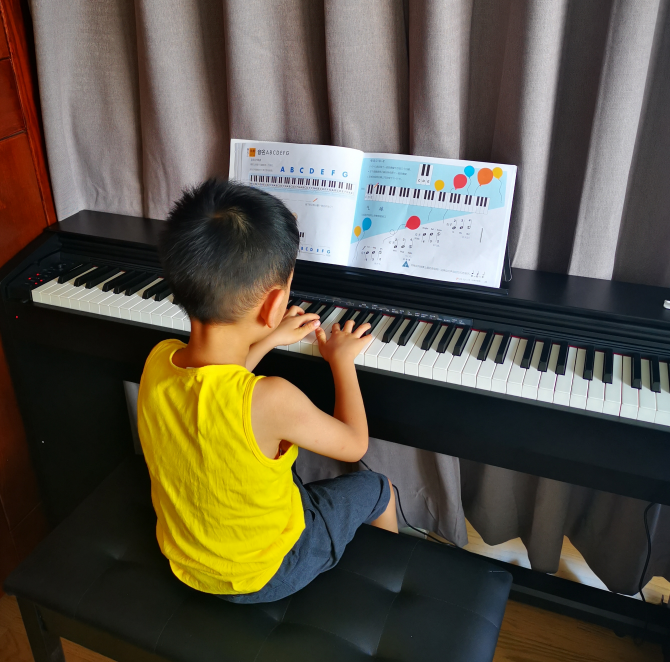 陪儿子学钢琴心情感慨 陪儿子学钢琴的说说朋友圈