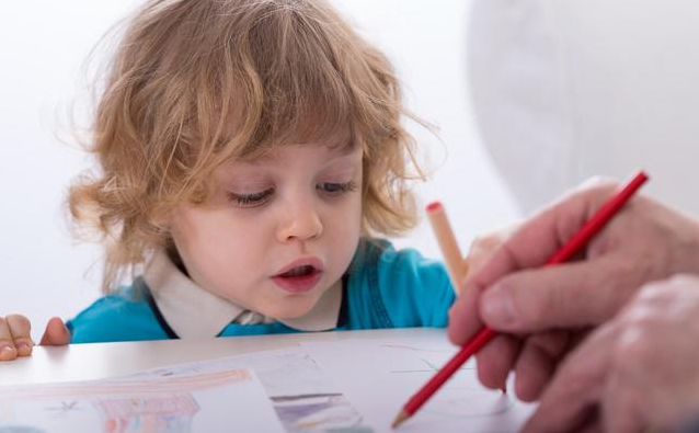 孩子写作业时常见的几种症状 如何解决孩子写作业不良行为问题