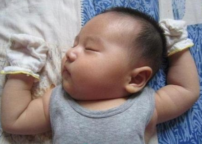 宝宝为什么喜欢投降式睡觉 宝宝喜欢投降式睡觉的原因