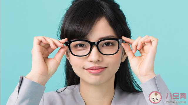 日本多个行业禁止女性员工戴眼镜是真的吗 哪些行业女性被禁止戴眼镜