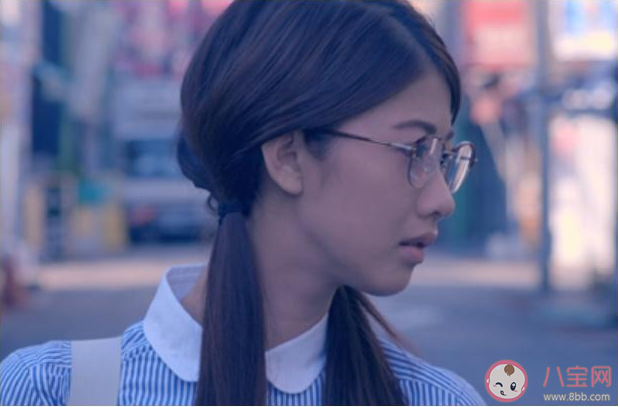 日本多个行业禁止女性员工戴眼镜是真的吗 哪些行业女性被禁止戴眼镜