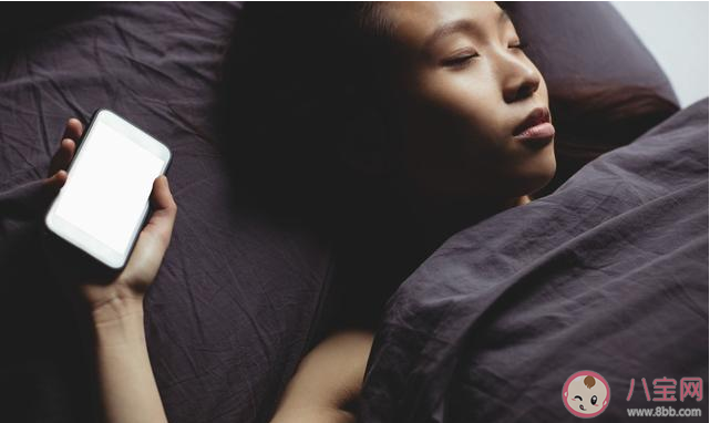 睡前玩手机增加抑郁风险吗 睡前玩手机为什么会增加抑郁