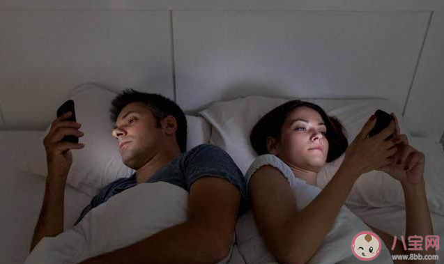 睡前玩手机增加抑郁风险吗 睡前玩手机为什么会增加抑郁