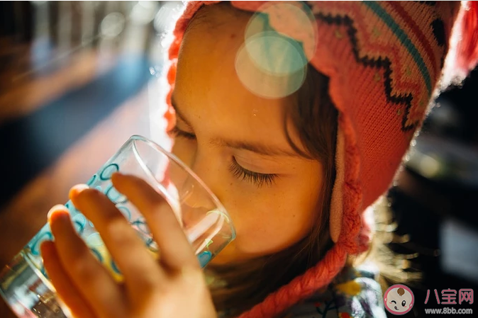 印度学校设喝水铃 饮水不足对孩子身体有什么危害