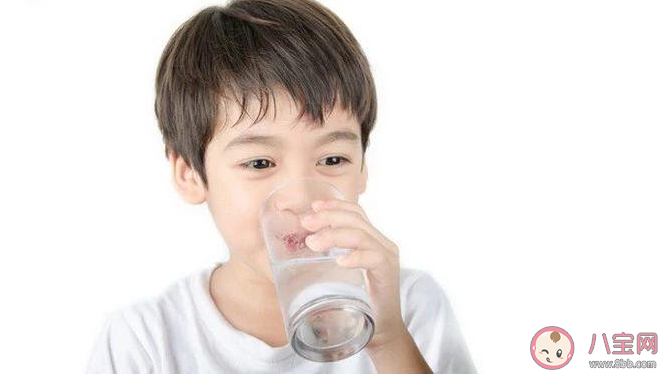 印度学校设喝水铃 饮水不足对孩子身体有什么危害