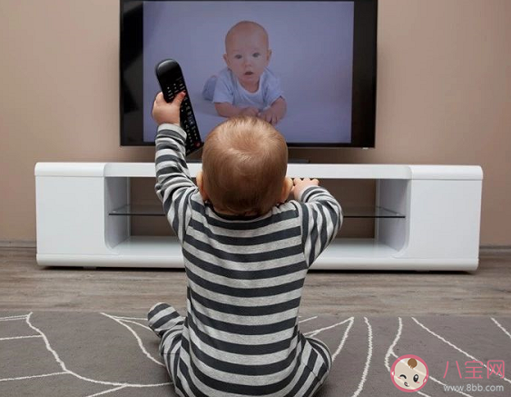 宝宝一岁可以看电视吗 宝宝什么时候能看电视