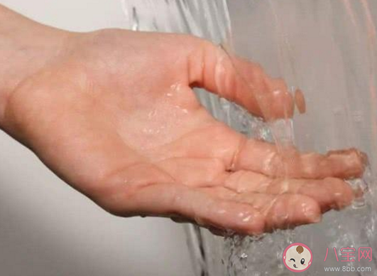 手指长时间泡在水里为什么会变皱 手指皮变皱了是正常的吗