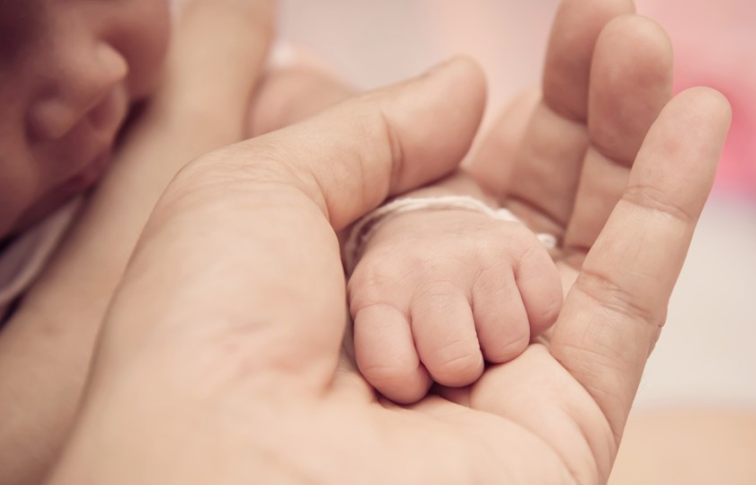 宝宝是早产出生要怎么喂 早产儿可能会出现哪些并发症