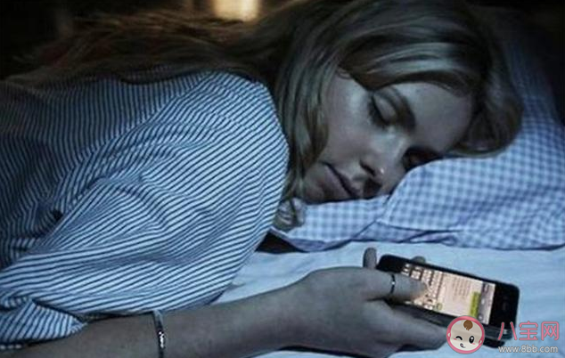 手机调夜间模式或有碍入睡是怎么回事 手机夜间模式会影响睡眠质量吗