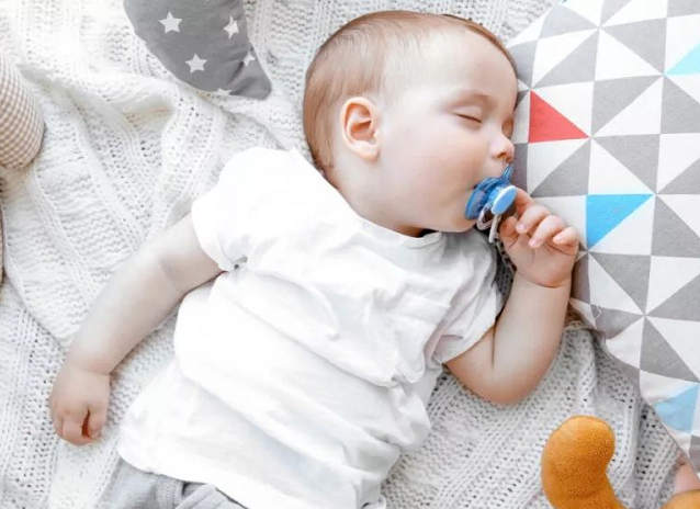 宝宝出生后一家三口应该怎么睡 宝宝怎么睡觉安全
