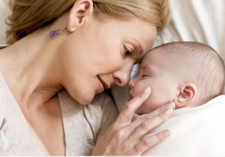 宝宝出生后一家三口应该怎么睡 宝宝怎么睡觉安全