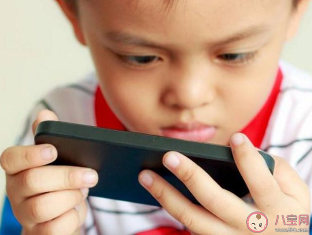 孩子过早接触手机有什么危害 孩子几岁可以接触手机电视