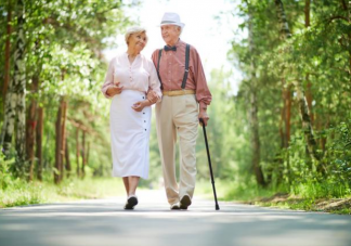老人一天散步多久合适 老人步行多少公里合适