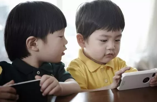 怎么让孩子自觉不玩手机 让孩子主动不玩手机的方法