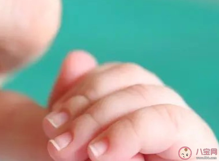 宝宝指甲长白点是缺钙吗 缺钙指甲有什么症状。