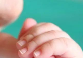 宝宝指甲长白点是缺钙吗 缺钙指甲有什么症状。