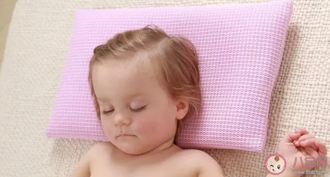 宝宝多大睡枕头比较好 要怎么选择适合孩子睡的枕头