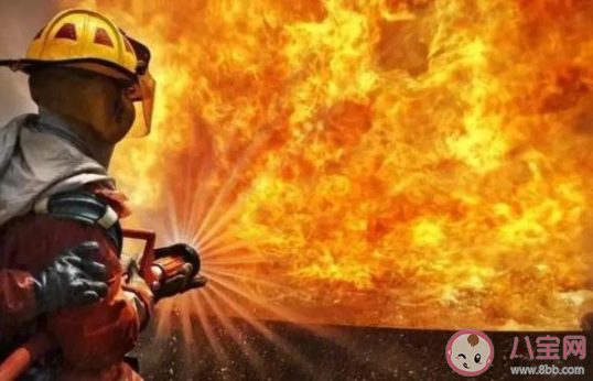 2020致敬消防战士的简短说说 2020赞美消防员逆行者的文案句子