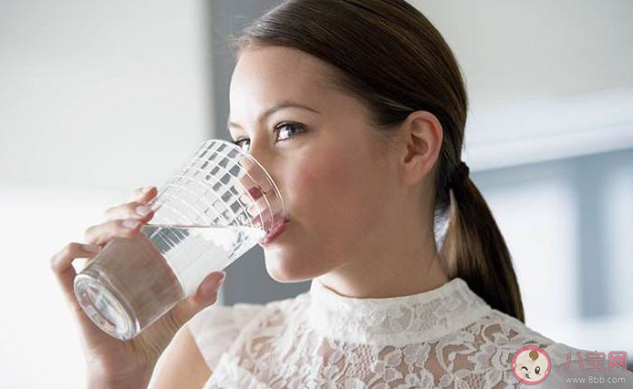 每天早起眼睛浮肿怎么办好 喝水喝多了真的会眼睛肿吗