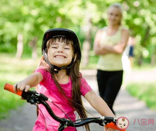 孩子|宝宝几岁学自行车比较好 教孩子学自行车要注意什么