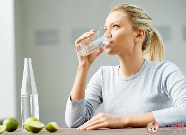 吃饭时可以喝水吗 吃饭时喝水不利于健康吗