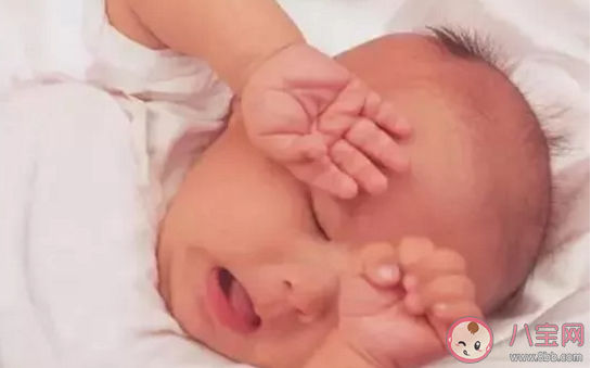 宝宝打自己脑袋是自闭症吗  宝宝揪自己的头发怎么回事